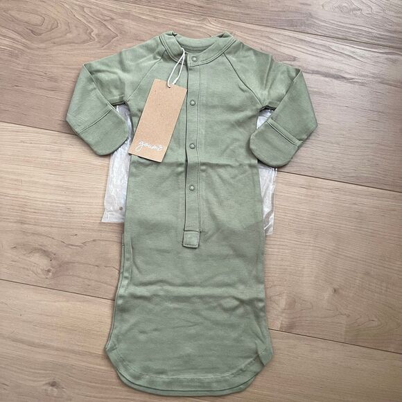 NWT Goumi Kids Artichoke Baby Gown SZ 0-3mo Snap Bamboo Sleeper Green - Picture 1 of 3